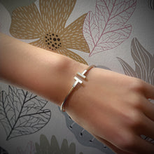 Load image into Gallery viewer, Tiffany T Wire Bracelet in 18K Rose Gold with Mother-of-pearl TWS
