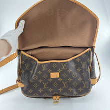 Load image into Gallery viewer, Louis Vuitton Saumur28 Crossbody Bag TWS
