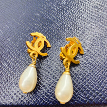 Load image into Gallery viewer, Chanel double C logo and pearl Earrings
