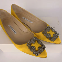 Load image into Gallery viewer, Manolo Blahnik yellow flats

