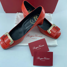 Load image into Gallery viewer, Roger Vivier Decollete Trompette patent-leather pumps
