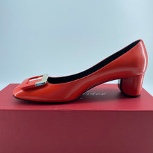 Load image into Gallery viewer, Roger Vivier Decollete Trompette patent-leather pumps
