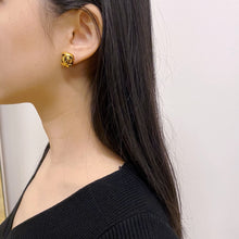 Load image into Gallery viewer, Chanel Double C logo Vintage Single Earring
