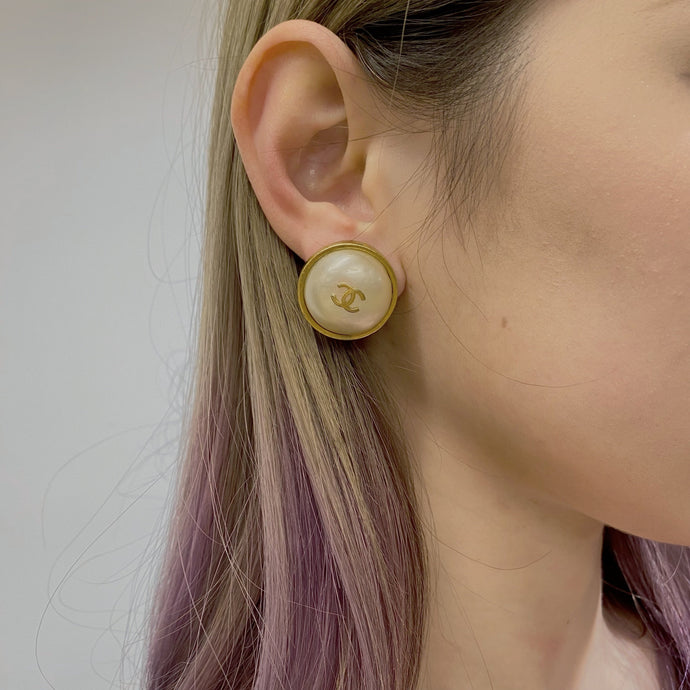 CHANEL vintage pearl gold earrings TWS