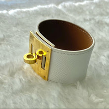 Load image into Gallery viewer, HERMES Kelly Dog leather bracelet white/ gold
